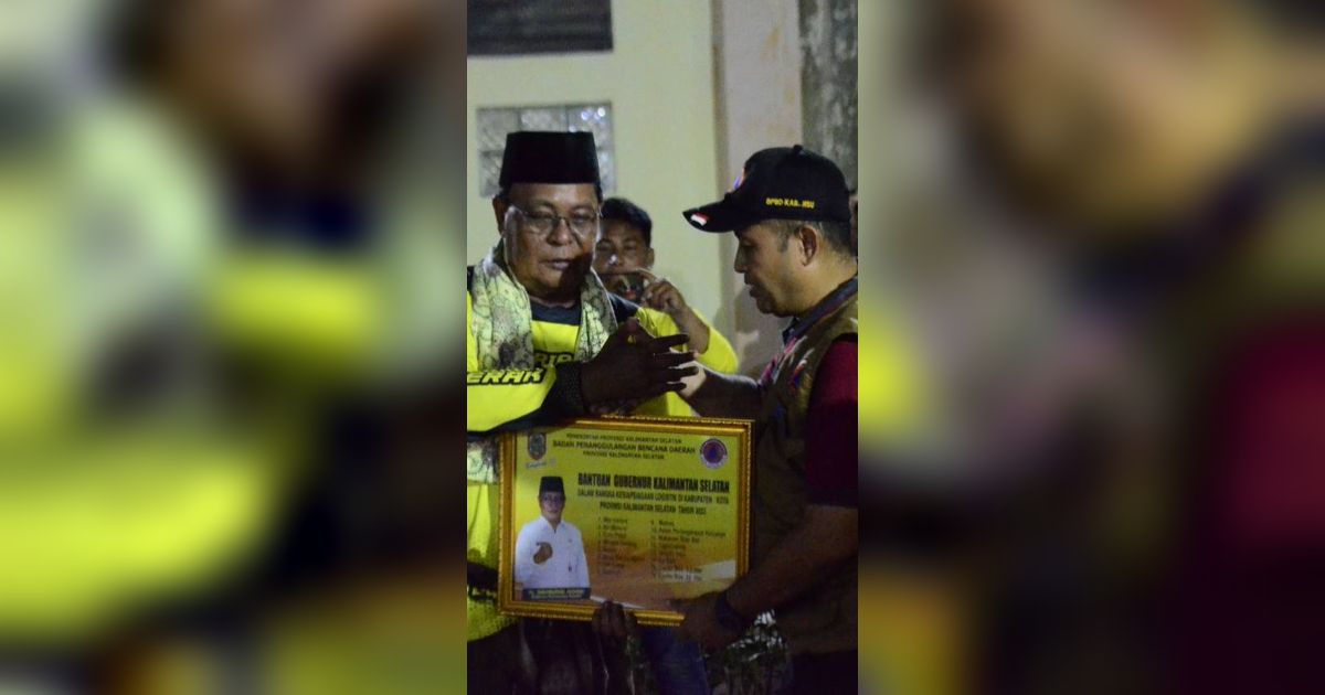 Lanjutkan Turdes, Gubernur Kalsel Bagikan Bantuan hingga Pasang Paving Block