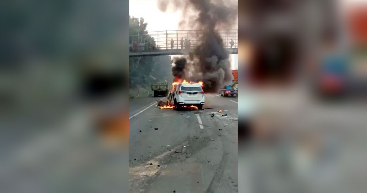 Seruduk Truk, Innova Terbakar di Ruas Tol Jakarta-Tangerang