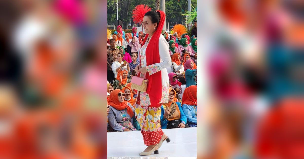 Anggunnya Sri Mulyani Berkebaya, Jadi Peragawati Lenggak Lenggok Depan Istana