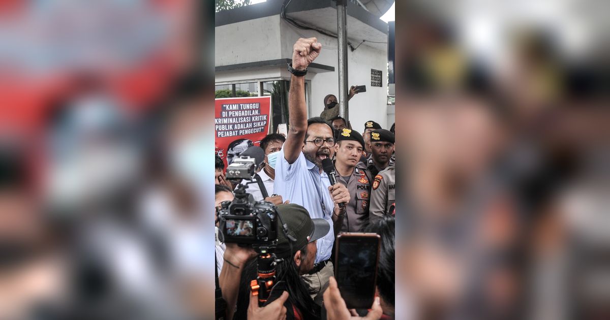 VIDEO: Pengacara Cecar Jenderal TNI Soal Luhut Ancaman Negara, Haris Azhar Tertawa
