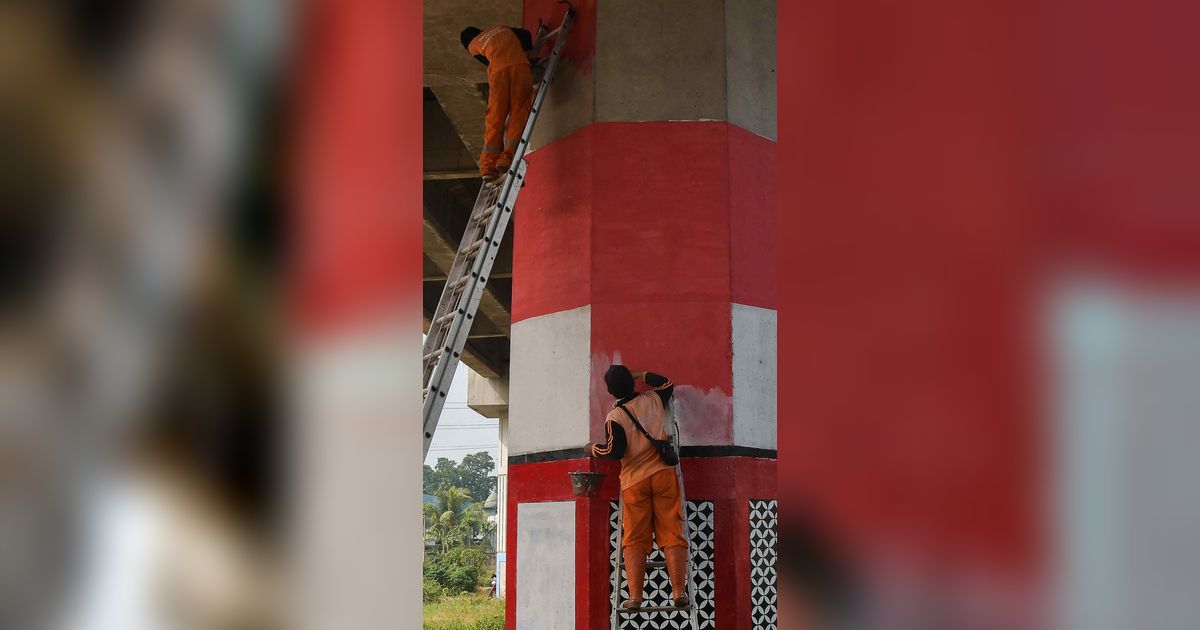 FOTO: Sambut HUT Kemerdekaan RI, Tiang Penyangga Tol Becakayu Dipercantik dengan Nuansa Merah Putih