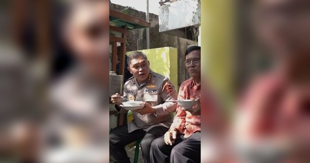 Jenderal Polisi Ngebakso Bareng Pak RT, Segerobak Diborong Warga Makan Gratis