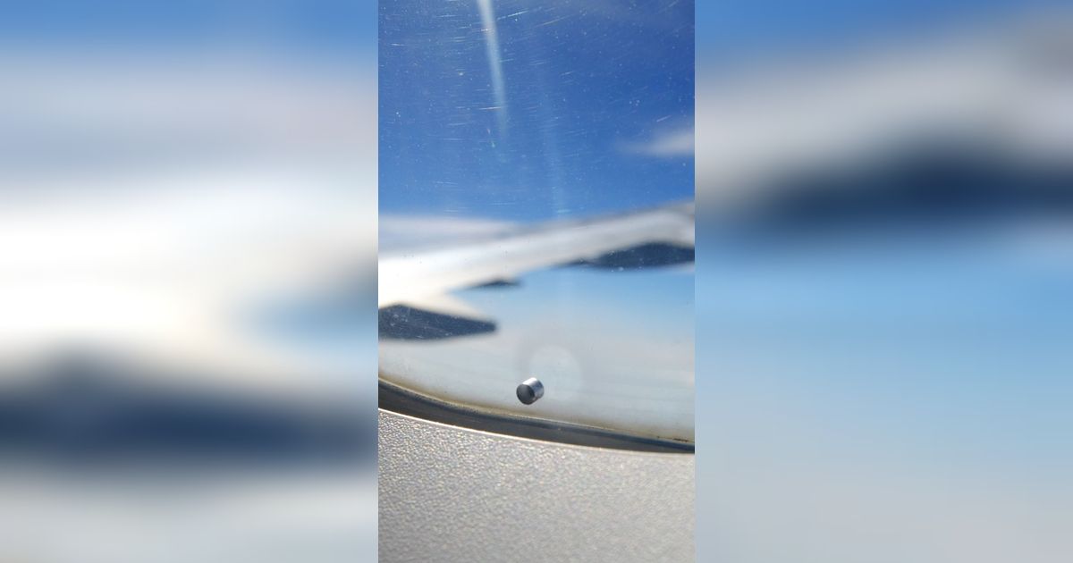 Terungkap! Kenapa Ada Lubang Kecil di Tiap Jendela Pesawat