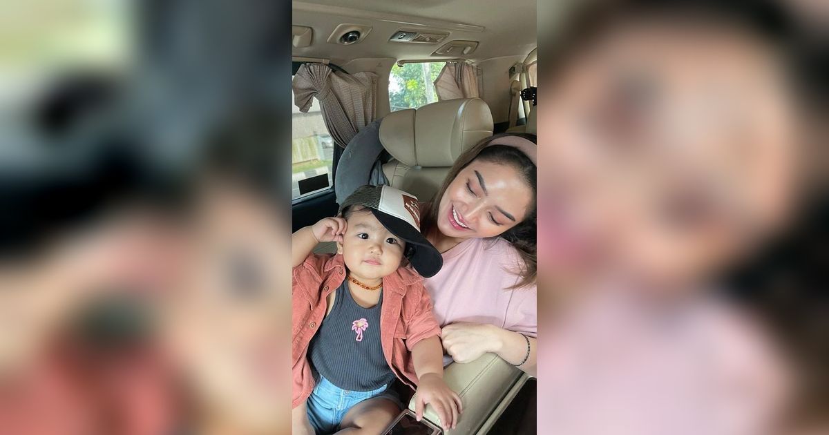 10 Potret Lucu Baby Xarena Putri Siti Badriah Jalan-jalan di Mall, Gayanya Gemesin Banget!