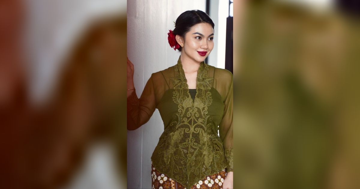 Ariel Tatum bikin Pengumuman Cari Foto Bareng Jokowi, Netizen Salfok Penampilannya Berkebaya
