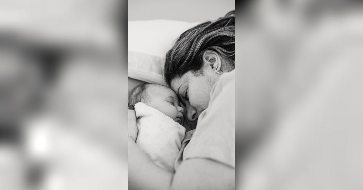 Masih Menyusui Bayi, Ini Cara bagi Ibu agar Bisa Tidur Cukup