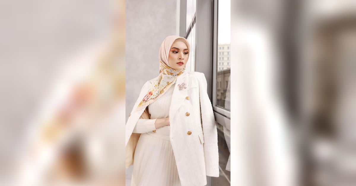 Tampilan Anggun Donita dengan Dress White Grey