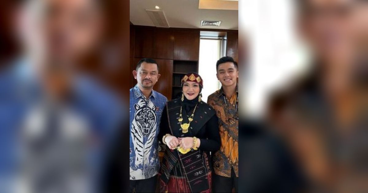 Senyum Manis Ipda Bima Mukti Anak Jenderal Polisi Pose Bareng Orangtua, Kompak Pakai Batik sama Sang Ayah, Ibunya Berbaju Adat