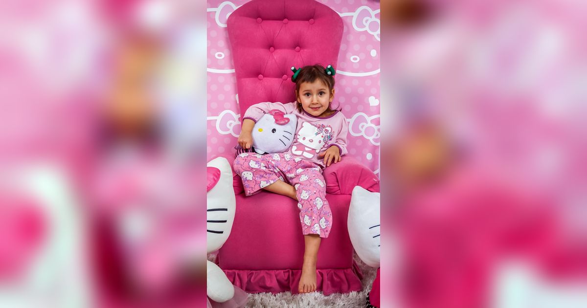 Viral Wanita Cinta Mati Hello Kitty: Outfit, Rumah, Motor hingga Baju Suami, Serba Pink