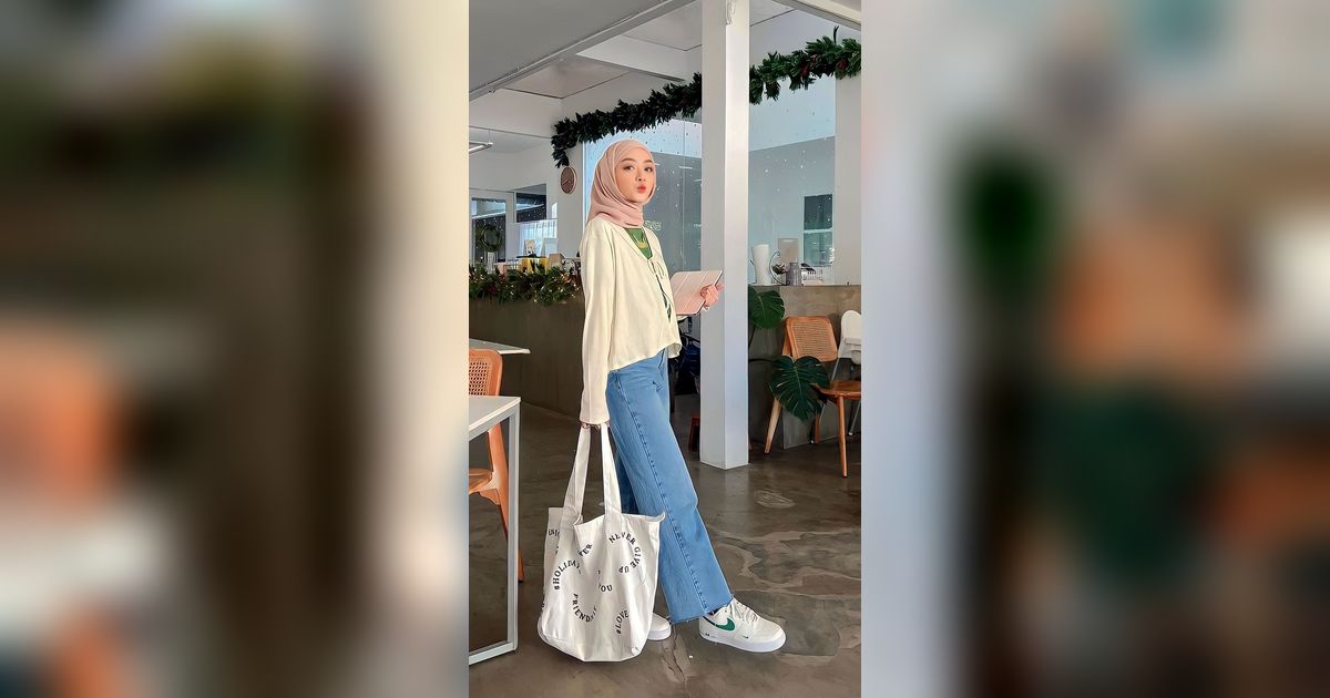 Inspirasi OOTD Hijab Simple dengan Jeans Anti Gagal ala Selebgram