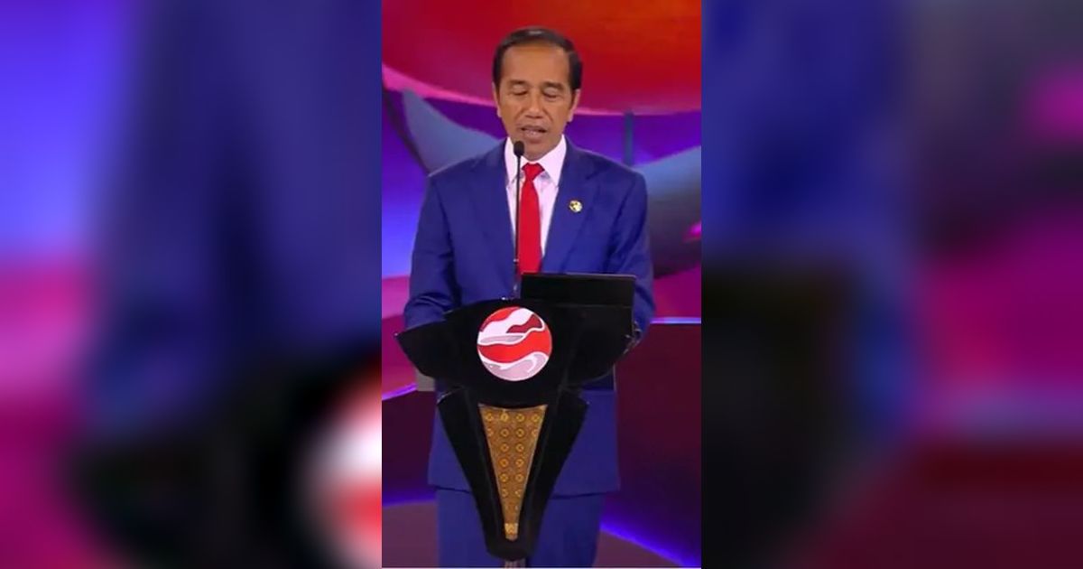 VIDEO: Detik-Detik Jokowi Berhenti Melangkah saat Dirangkul & Pundak Ditekan Presiden Prancis