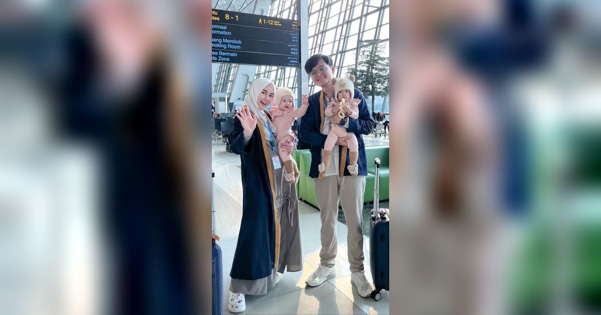 Potret Anisa Rahma Ajak Si Kembar Cantik Umrah Pertama Kalinya: Siap dengan Keheboohan Nanti