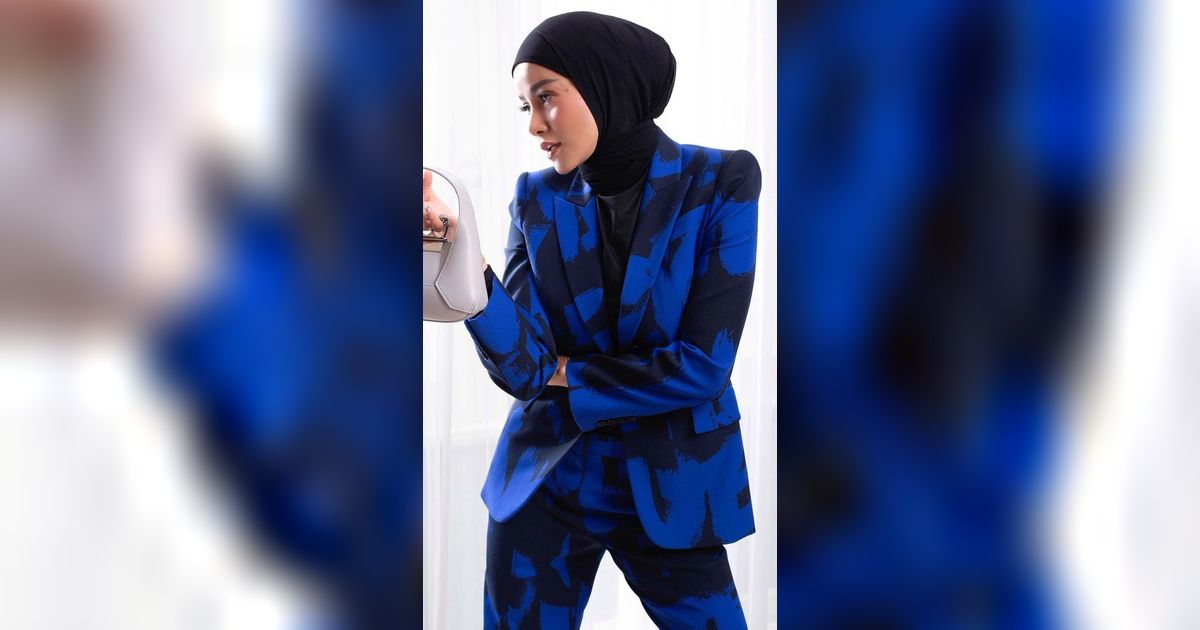 3 Office Look Seru  Olla Ramlan dengan Mix Warna Memikat