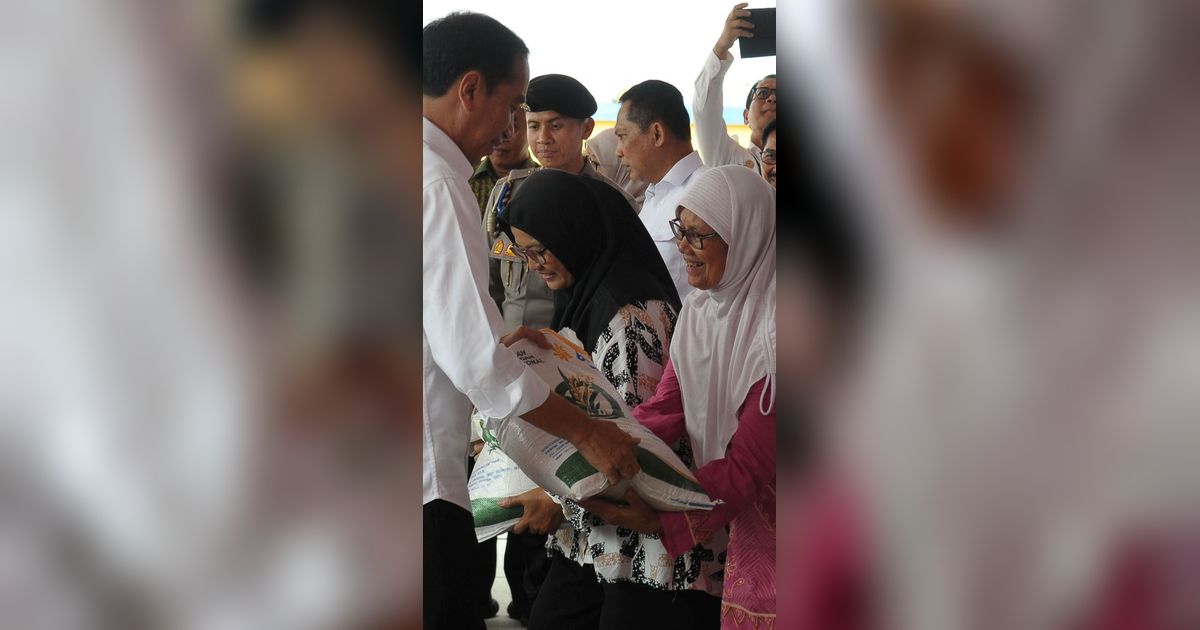 FOTO: Usai Pantau Persediaan Beras di Gudang Bulog, Jokowi Mulai Bagi-Bagi Sekarung Beras untuk Warga