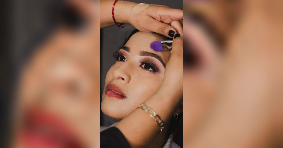 Coba Trik Seimbangkan Warna Concealer yang Terlalu Terang