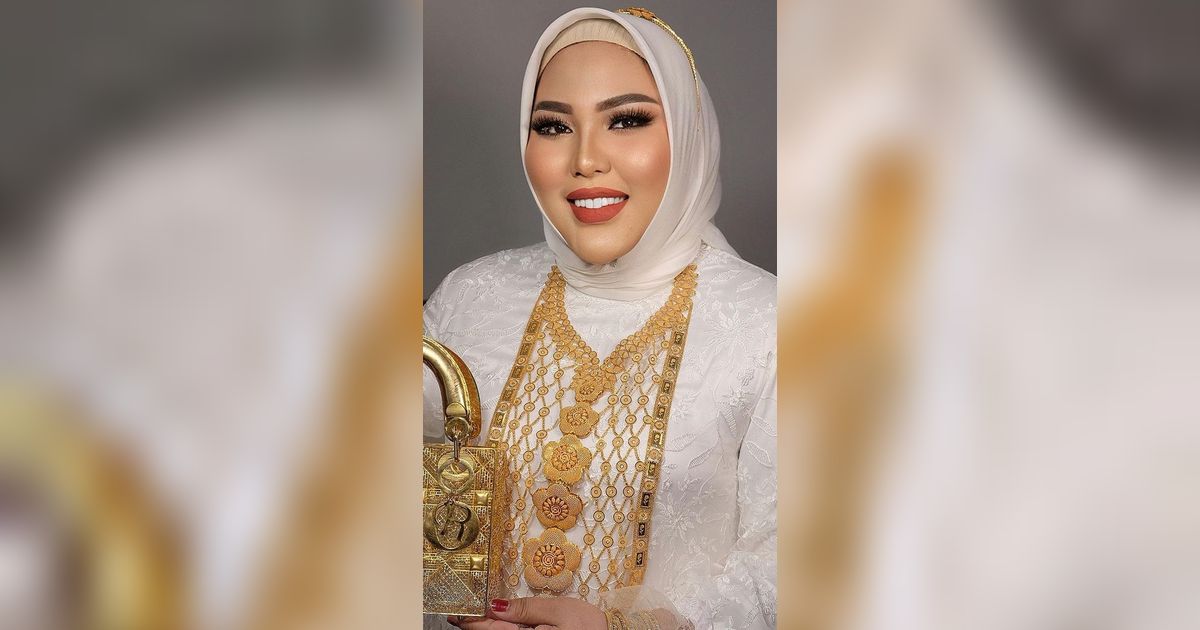 9 Potret Mira Hayati 'si Ratu Emas' Tawar Mobil Leslar, Bungkusan Plastik Isi Uang Cash Rp3 Miliar Bikin Melongo