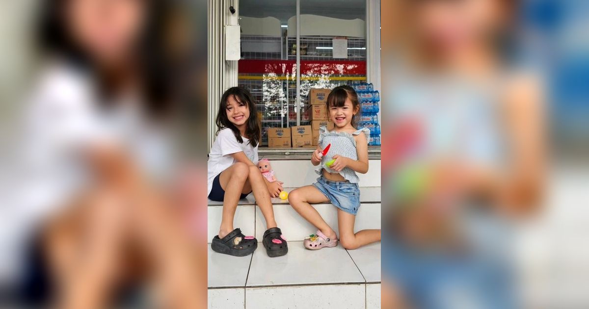 Potret Duo 'Bule Ciganjur' Anak Yasmine Wildblood Main di Halaman Mini Market, Netizen 'Rafathar Lihat Ada Cewek Cantik'