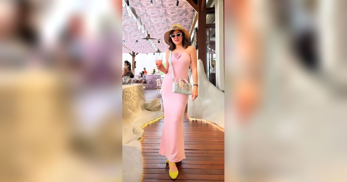 Pesona 'Hot Mom' Shandy Aulia Tampil Dalam Balutan Dress Pink yang Menawan, Disebut Kayak Barbie