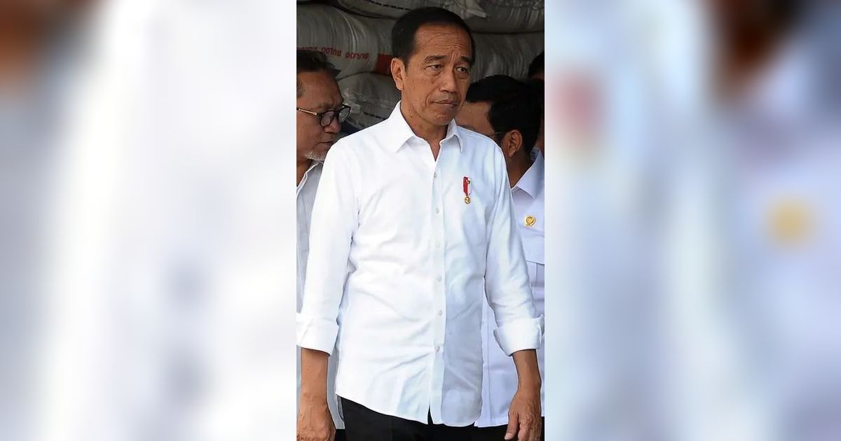 Presiden Jokowi Berhenti Melangkah Pundak Ditekan Macron