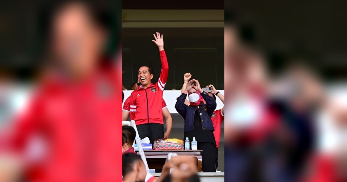 Jokowi Kepergok Nobar Timnas Indonesia di Pos Polisi, Netizen Salfok ke Polisi di Belakang: Pada Enggak Berani Duduk