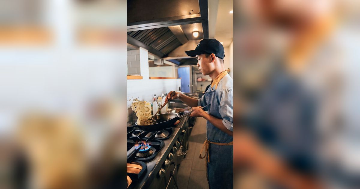 Potret Pilu Pedagang Nasi Goreng Sepi Pembeli, Cuma Bisa Termenung Nunggu Pelanggan