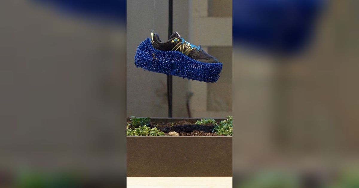 Desain Sepatu Unik, Bisa Jalan-jalan Sambil Tebar Benih Tanaman