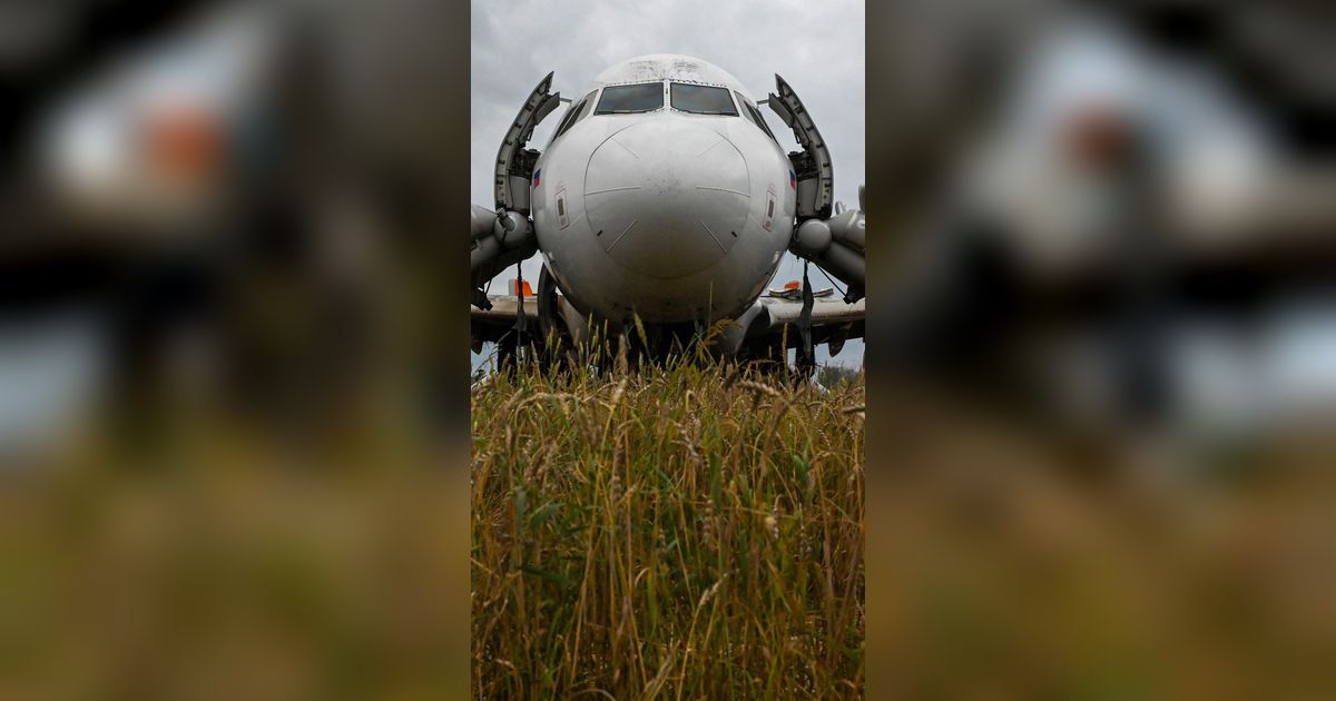 FOTO: Kondisi Pesawat Airbus Rusia yang Mendarat Darurat di Ladang Siberia Akibat Masalah pada Sistem Hidrolik