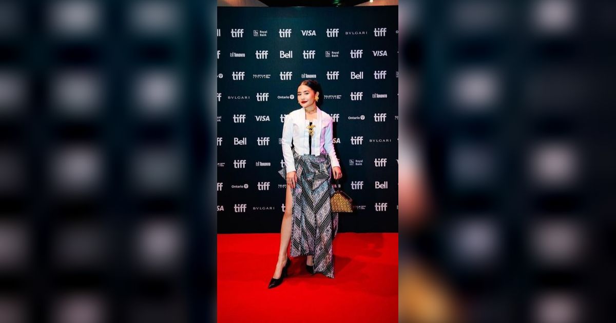 Bikin Pangling, 8 Foto Prilly Latuconsina Pakai Kebaya Saat Premiere Film Terbaru di Toronto