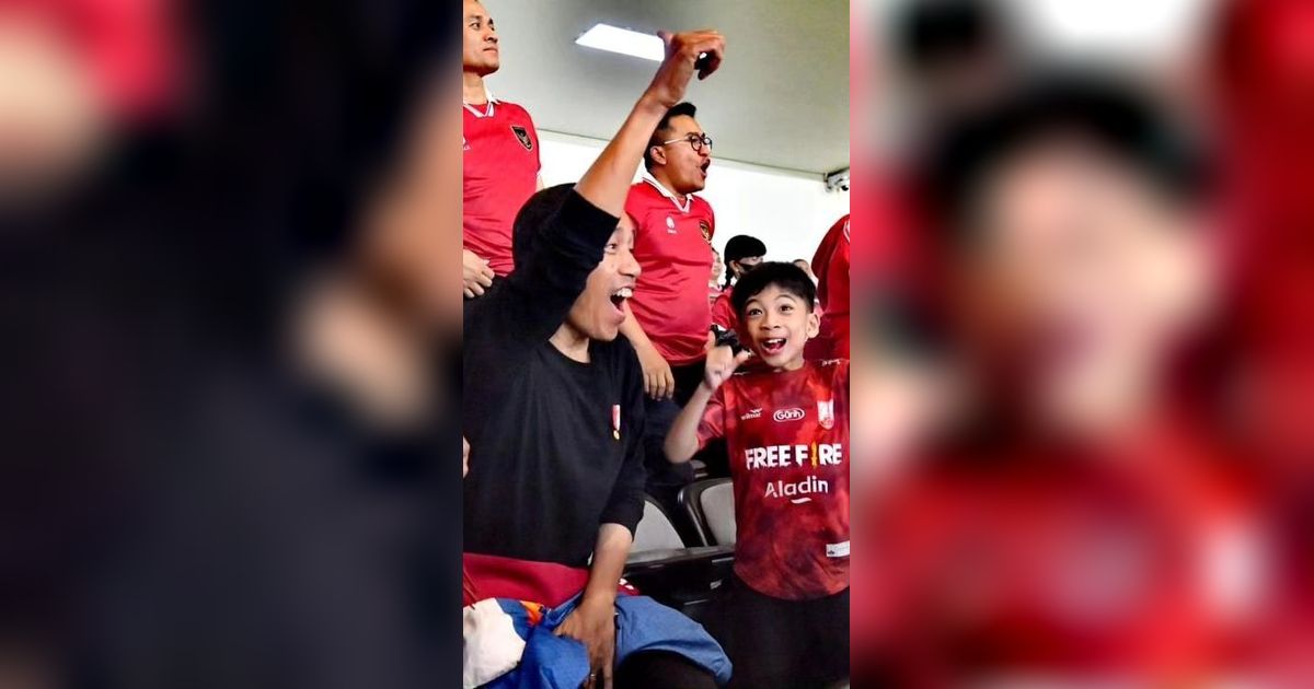 VIDEO: Keseruan Jokowi Nonton Timnas Indonesia vs Turkmenistan, Gelitik Jan Ethes Sambil Tertawa