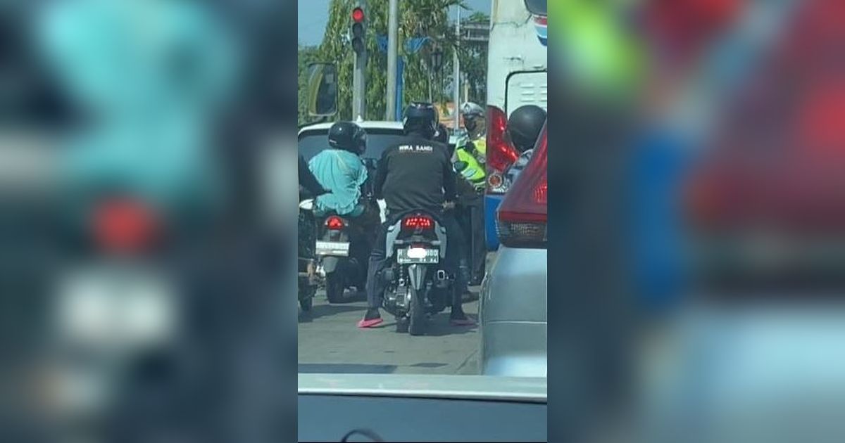 Viral Momen Penumpang Motor Hindari Tilang dengan Sembunyi Naik Bus, Aksinya Bikin Bingung Polisi