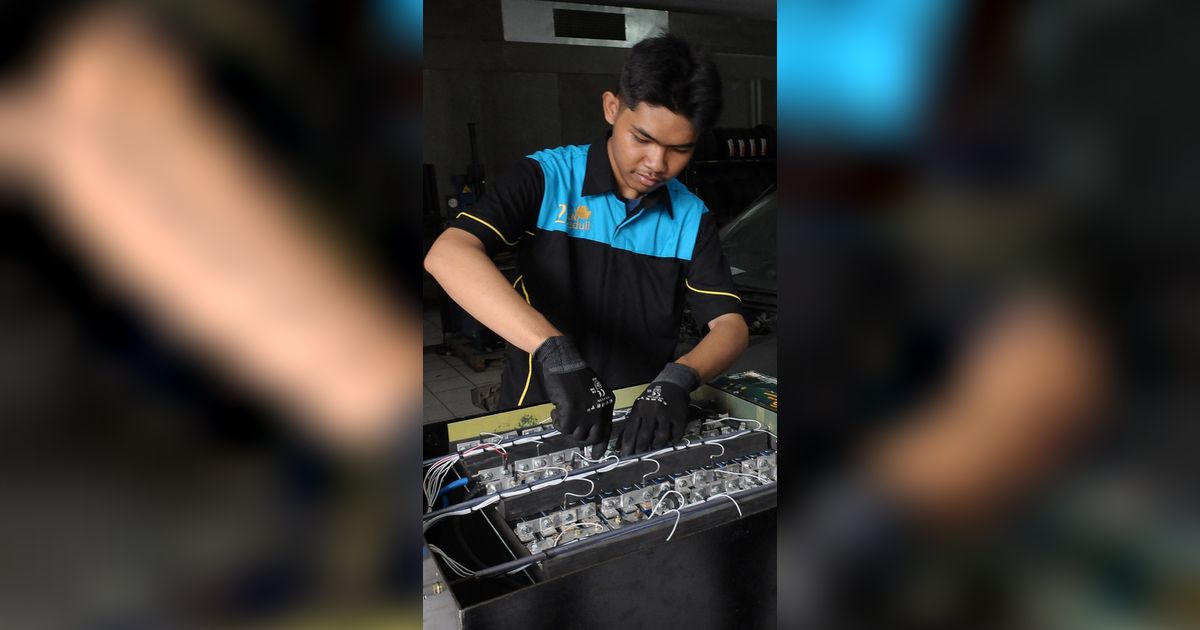 FOTO: Pelajar SMK 26 Jakarta Bikin Konversi Mobil Listrik