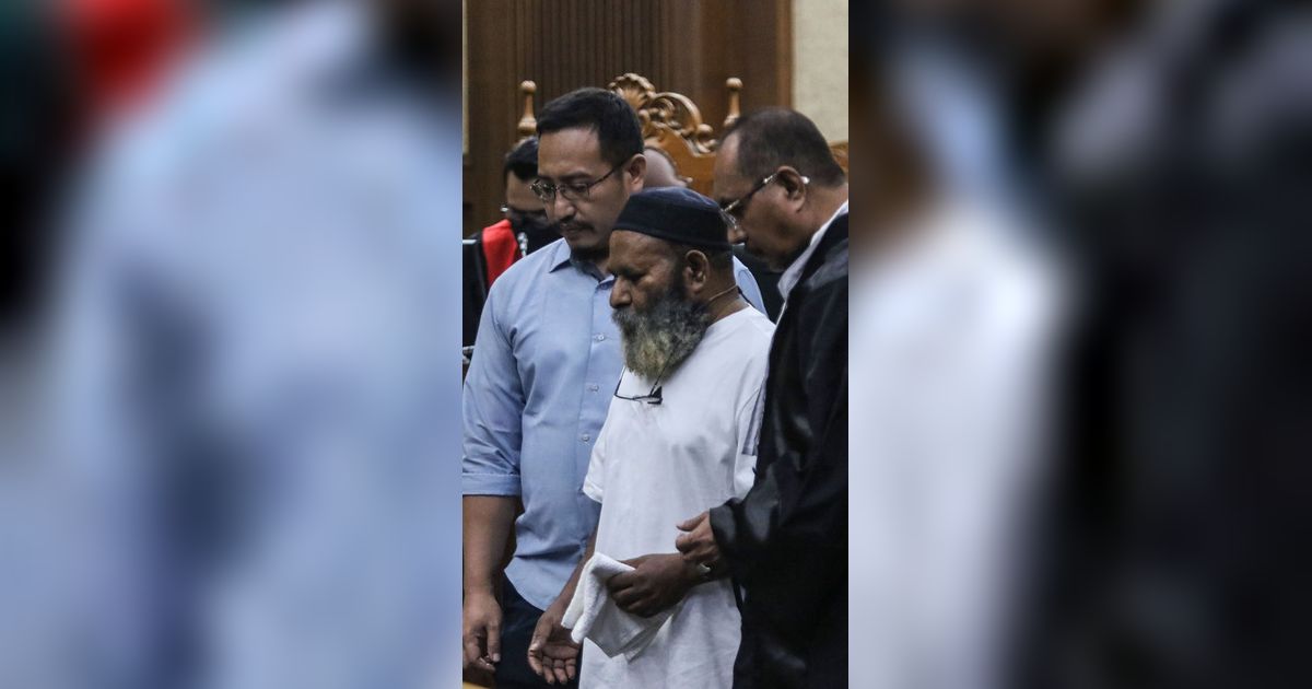 FOTO: Ekspresi Lukas Enembe Dituntut Penjara 10 Tahun 6 Bulan dan Bayar Uang Pengganti Rp47,8 Miliar