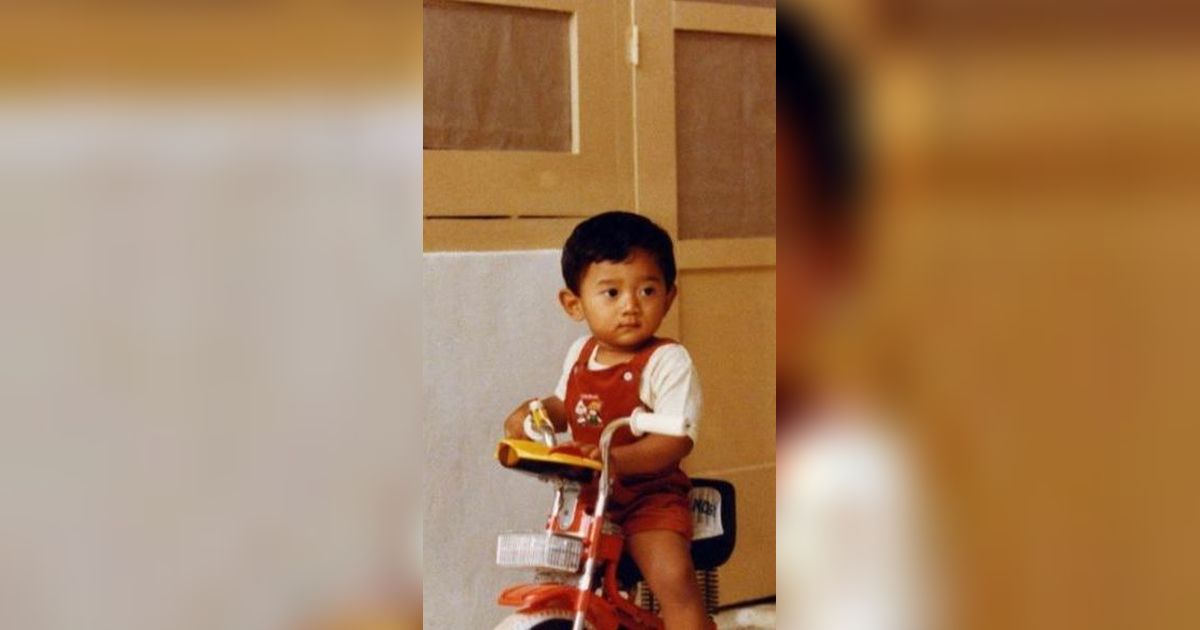 Bocah Imut Naik Sepeda Ini Sekarang Jadi Ketua Partai dan Kandidat Cawapres 2024, Potretnya Saat Dewasa Bikin Kaum Hawa Menjerit