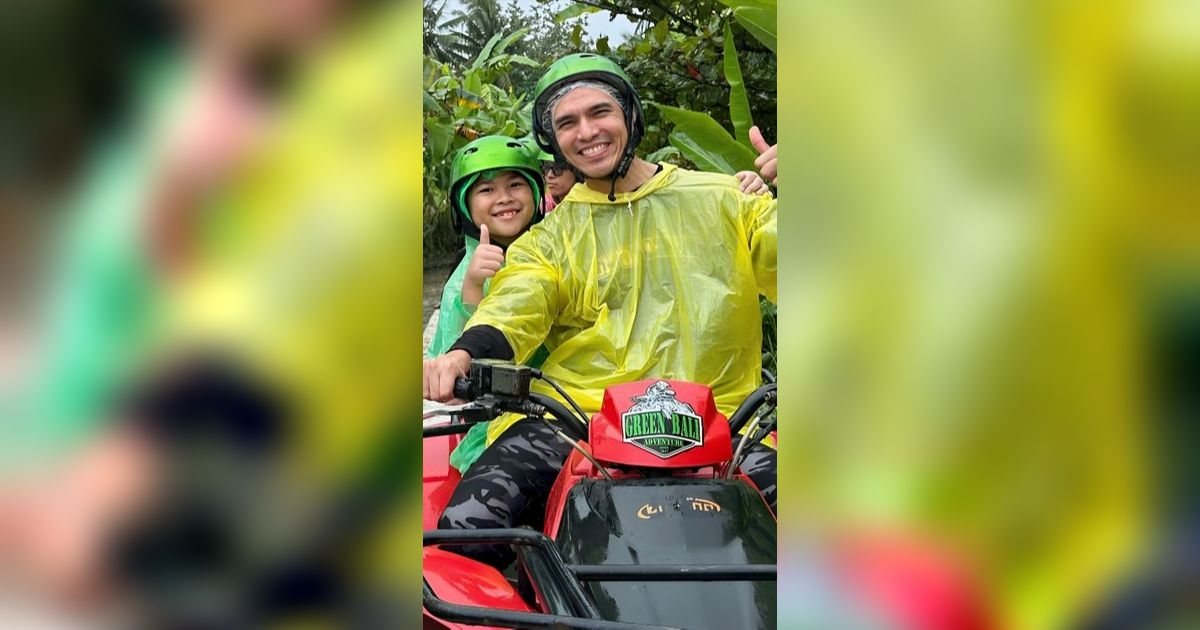 Bersahaja Bikin Adem, Tengok  Kebersamaan Keluarga Adrian Maulana