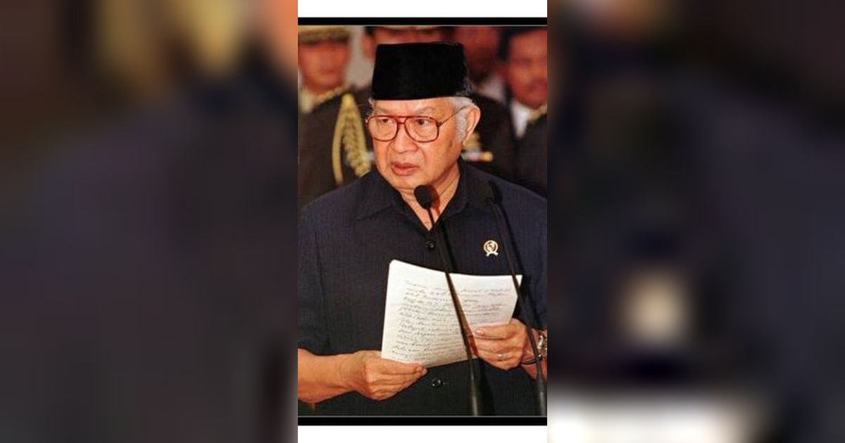 Rekaman Video Detik-detik Soeharto Meninggalkan Istana Usai Mundur dari Presiden RI, Paspampres Berbaris Beri Hormat