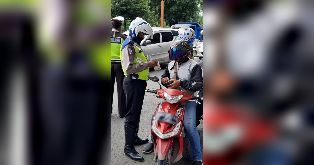 Video Viral Pemotor Tak Pakai Helm `Menghilang`  Saat Mau Dipergok Polantas di Lampu Merah, Endingnya Pak Polisi Cuma Bisa Celingukan