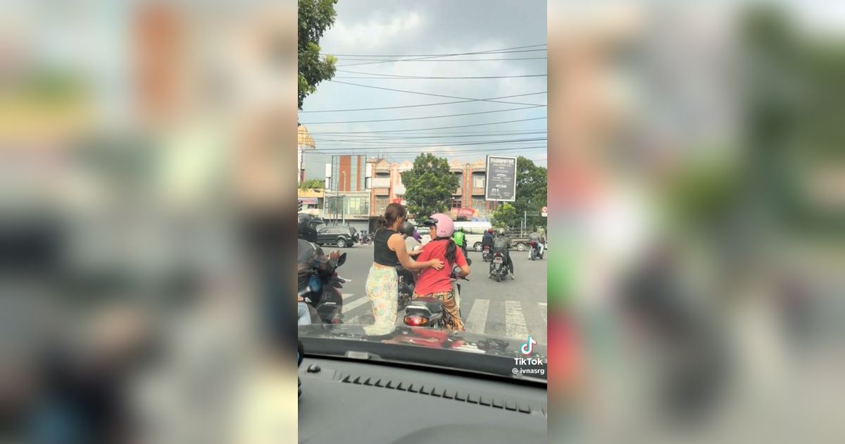 Aksi Wanita Turun dari Mobil untuk Bantu Garuk Punggung Pengendara Lain Ini Viral, Bikin Ngakak