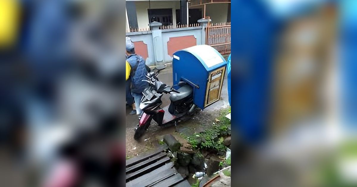 Terlalu Pede Lewat Gang Sempit, Motor Penjual Roti Keliling Ini Tersangkut Sekalian dengan Gerobaknya