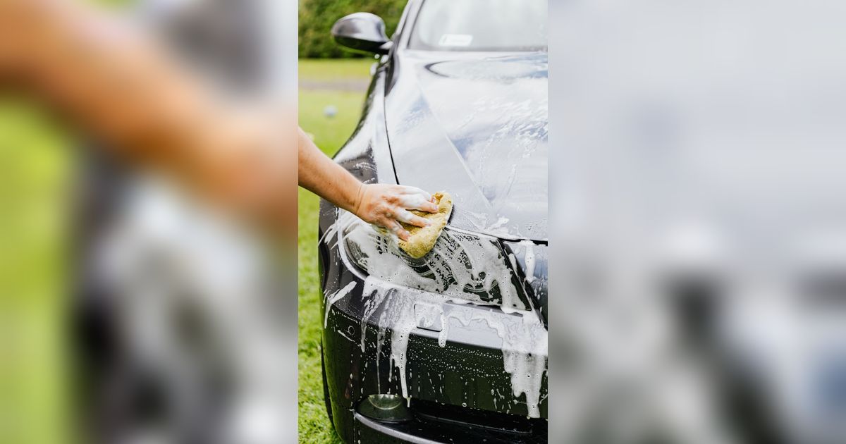 Pria Rekam Tetangga yang Baru Menegurnya karena Air Cucian Mobil Mengalir ke Jalan, eh Malah Kena Semprot Netizen
