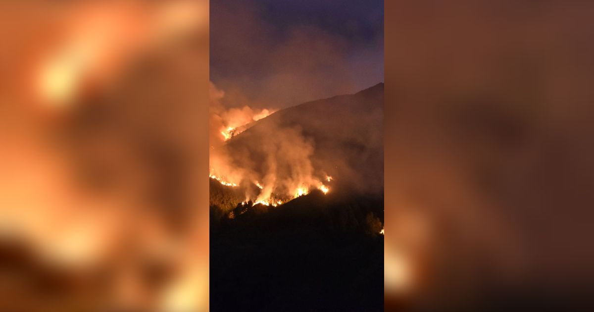 Gunung Bromo Sempat Diguyur Hujan Gerimis, Tapi Masih Muncul Asap Kebakaran