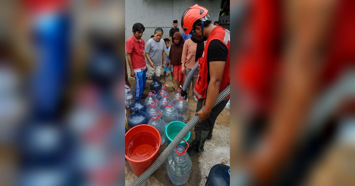 FOTO: Musim Kemarau, PMI Kota Depok Salurkan Ribuan Liter Air Bersih untuk Warga