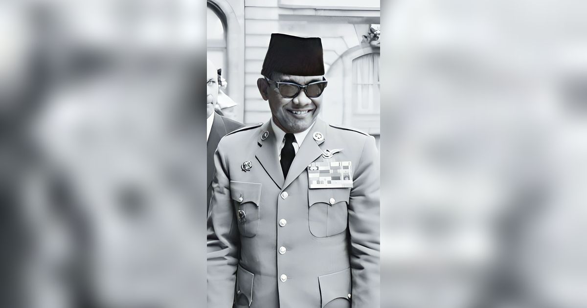 Video Detik-Detik Soekarno Tinggalkan Istana Tahun 1967, hanya Pakai Kaus Oblong Putih, Bagi-Bagi Dasi ke Wartawan