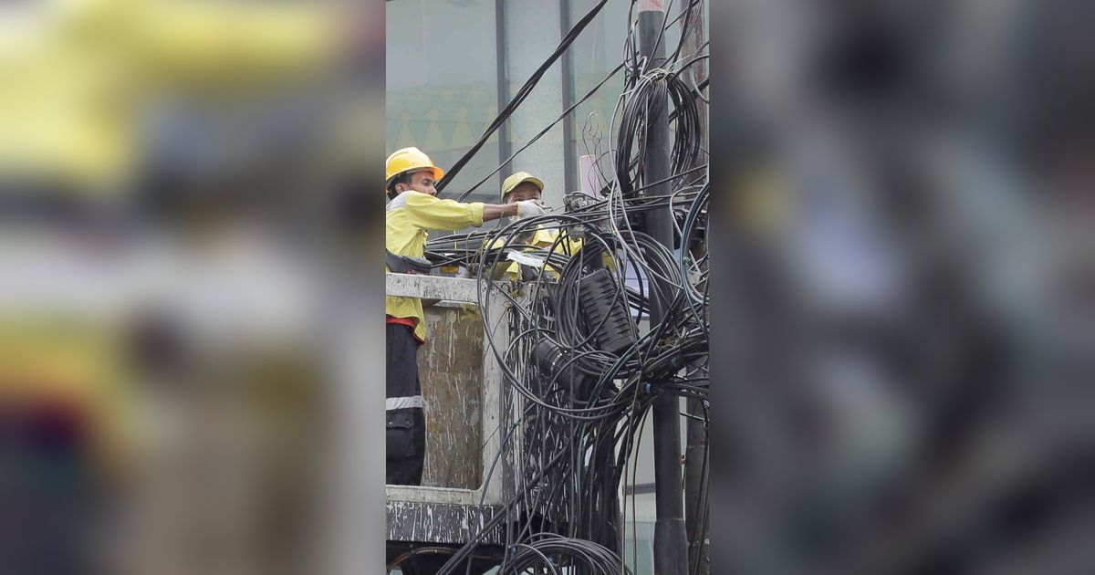 FOTO: Beginilah Penampakan Kabel Kusut di Kapten Tendean yang Sedang Dibenahi Petugas Dinas Bina Marga DKI Jakarta