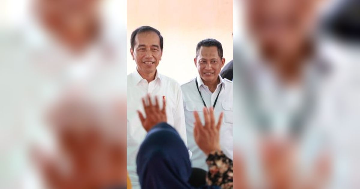 Fokus Beras Bulog, Jokowi Serahkan Bantuan Pangan di Karawang