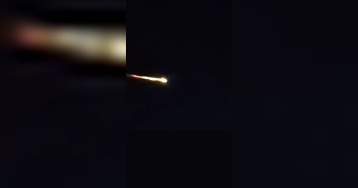 Viral Video Meteor Jatuh Melintas di Pulau Jawa, Berikut Faktanya