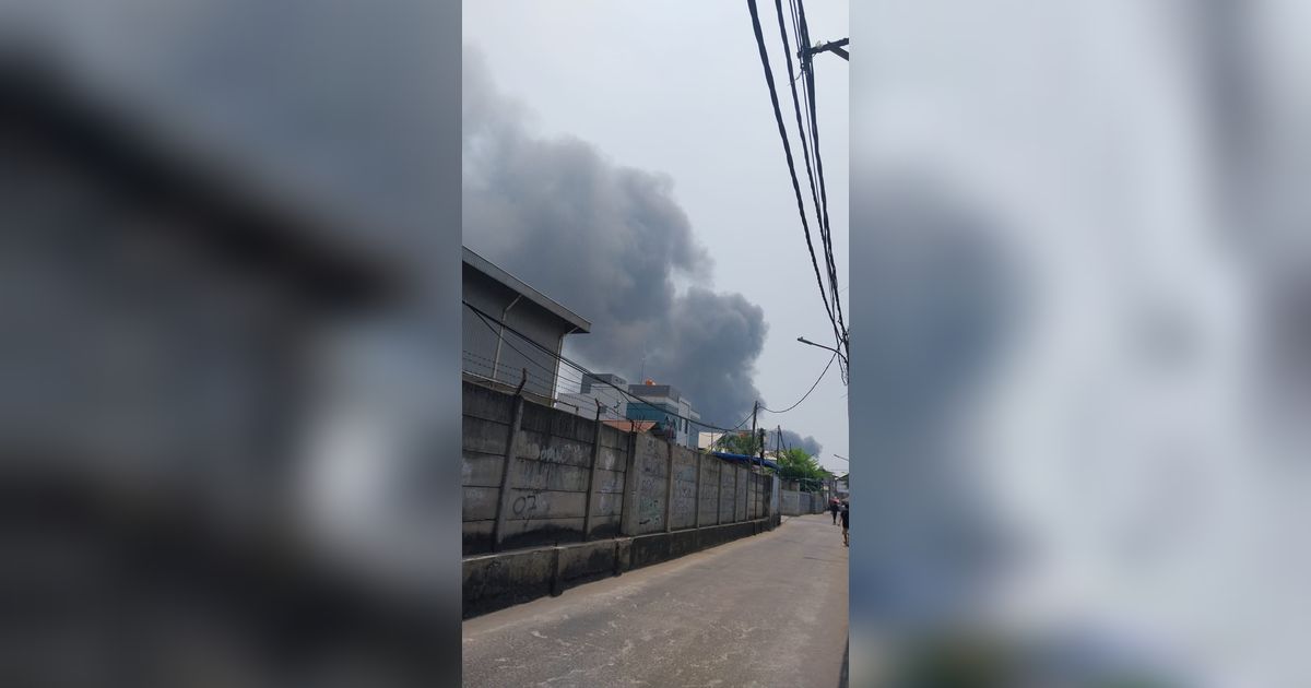 Pabrik di Jakarta Utara Terbakar, 100 Personel Damkar Dikerahkan