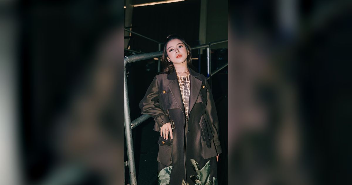 Detail Look Tiara Andini Berbalut Coat MewahdanBerlian