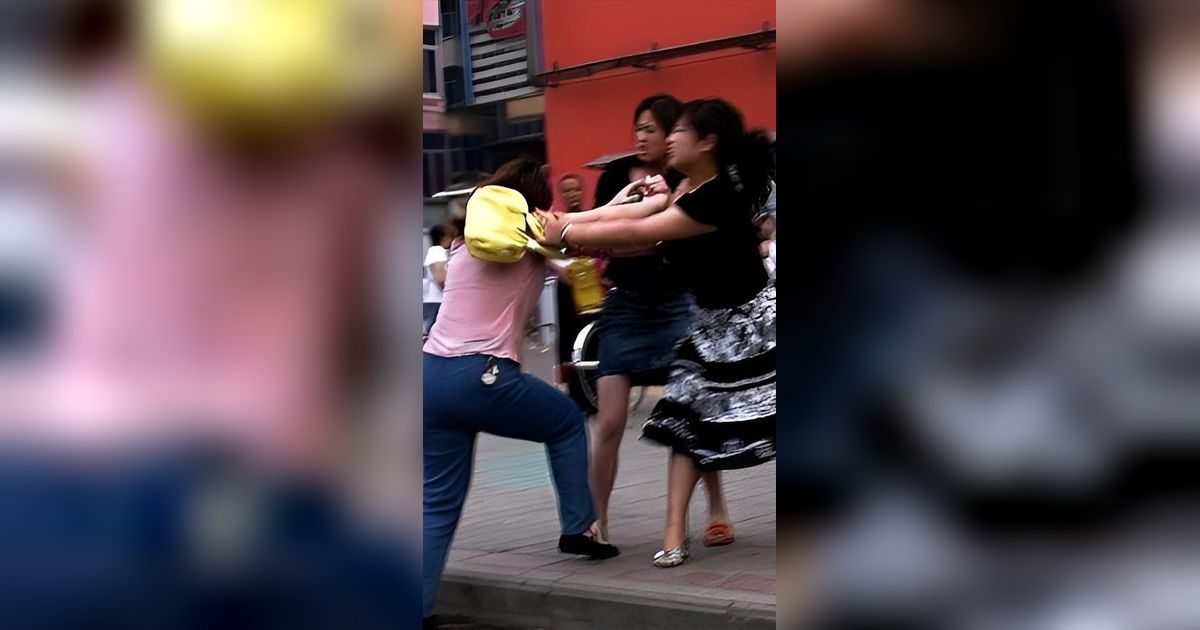 Pria Teriak Histeris Sambil Pukuli Dirinya Sendiri di Pinggir Jalan Saat Labrak Istri Diduga Selingkuh: 'Ngapain Nikah Kalau Begini?'