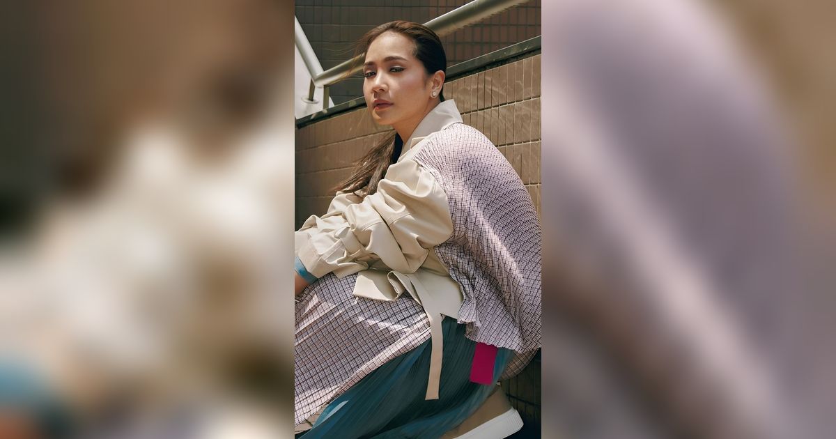 Pose Galak tapi Stylish Nagita di Pinggir Jalan, Pamerkan Outfit Playful