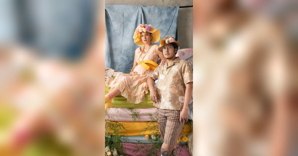 Maternity Shoot Unik Nadine Chandrawinata, Pose Cantik di Tumpukan Kasur